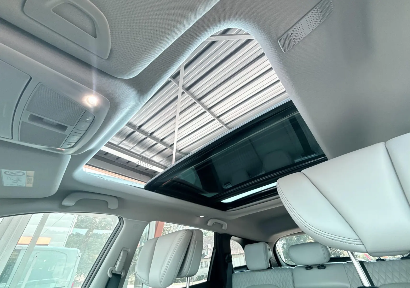Vue intérieure du toit ouvrant panoramique et des sièges cuir beige clair du Renault Koleos TCE 160 Initial Paris 2021.