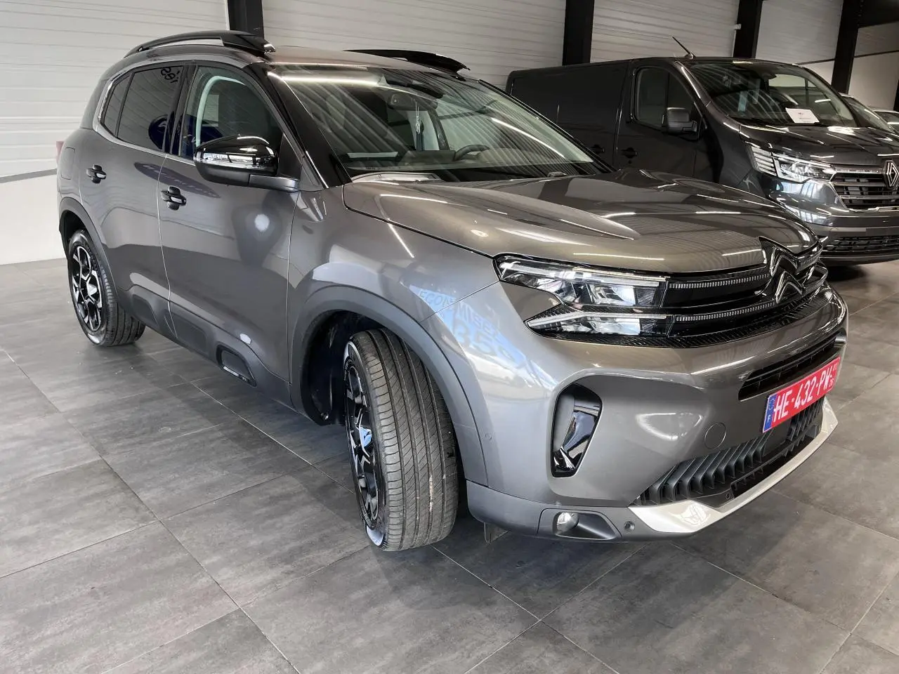 Citroën C5 Aircross gris platinium en 3/4 avant droit avec jantes alliage bi-ton et calandre noir brillant.