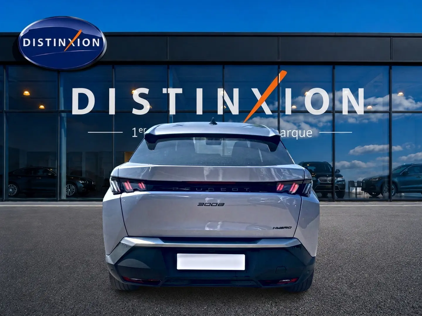 Vue arrière d'un Peugeot 3008 gris 2025 avec feux LED caractéristiques et becquet arrière visible.