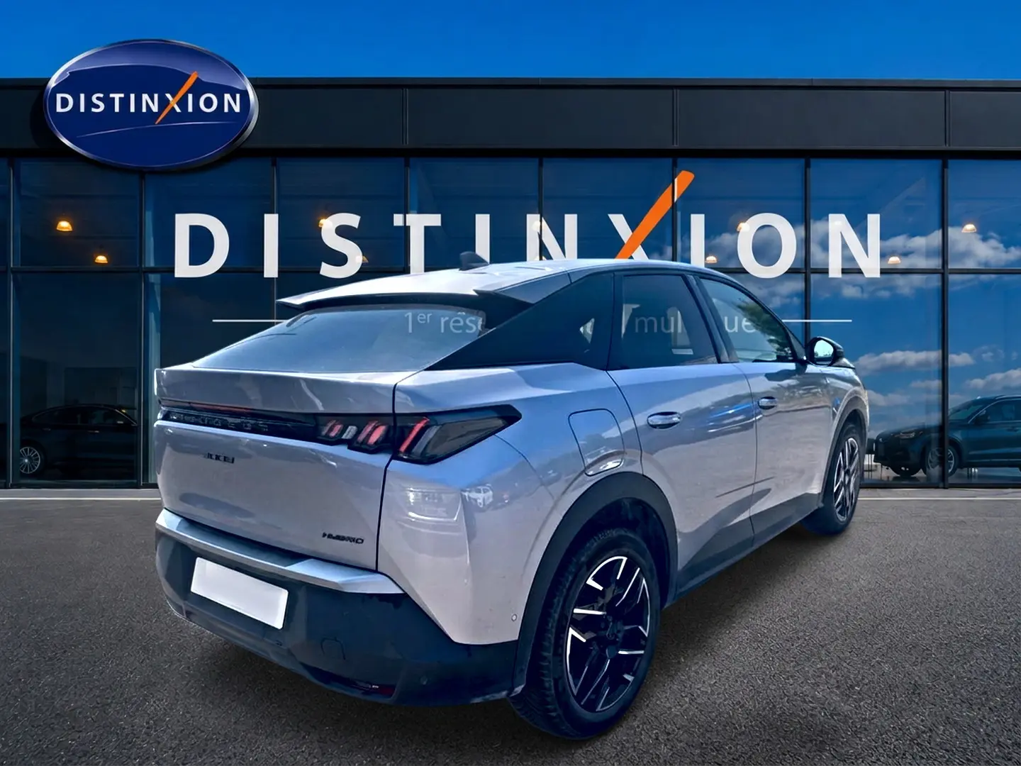 Peugeot 3008 gris 3/4 arrière droit, jantes alu noires, feux arrière LED, becquet et toit noir contrasté.