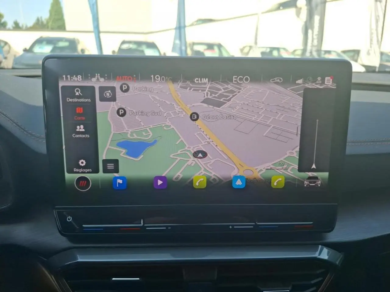 Vue intérieure centrée sur l'écran tactile de navigation du CUPRA Formentor 1.4 e-Hybrid 2024 avec tableau de bord noir.