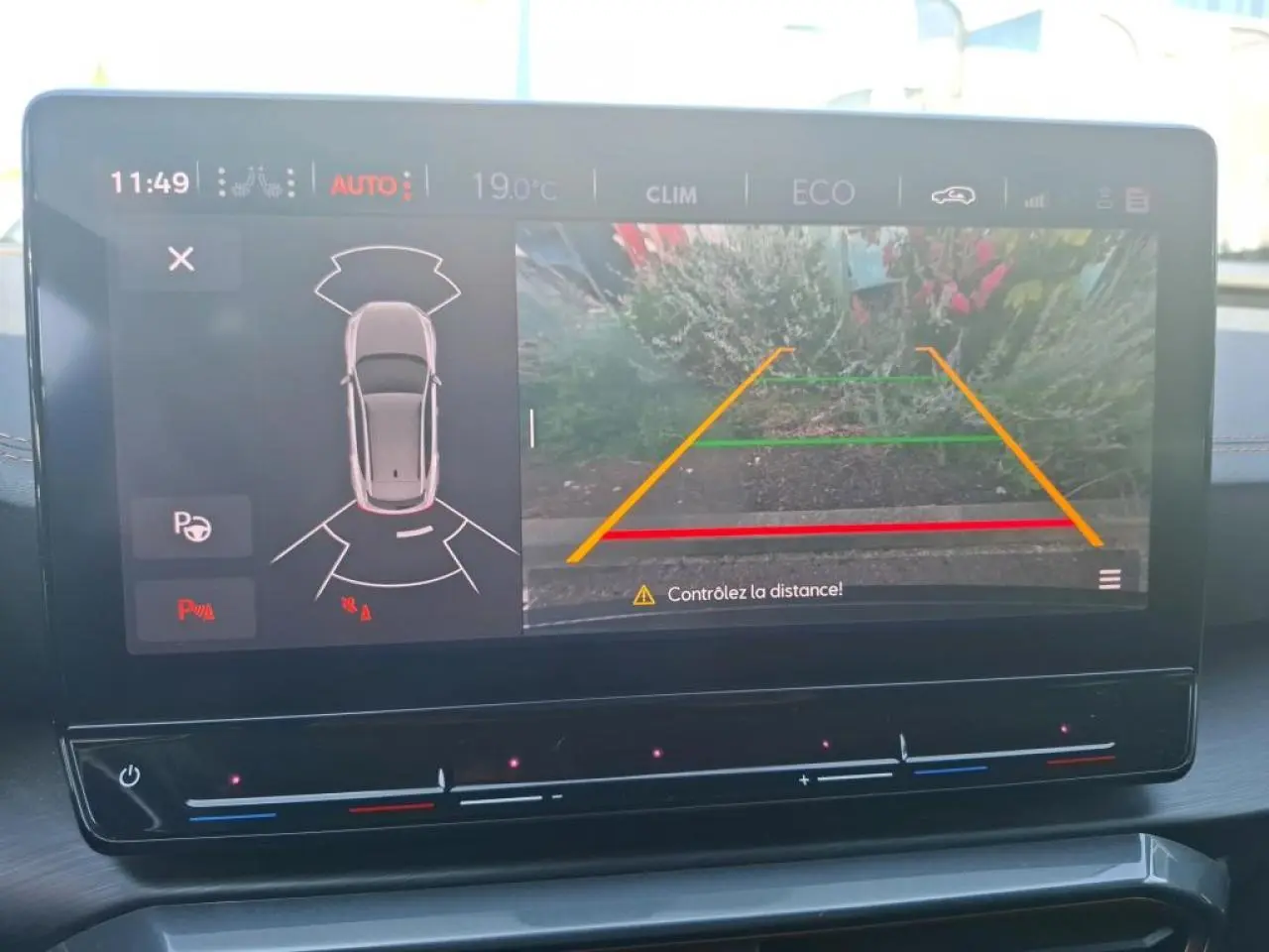 Écran tactile intérieur du CUPRA Formentor 2024 montrant la caméra de recul avec guidage de stationnement.