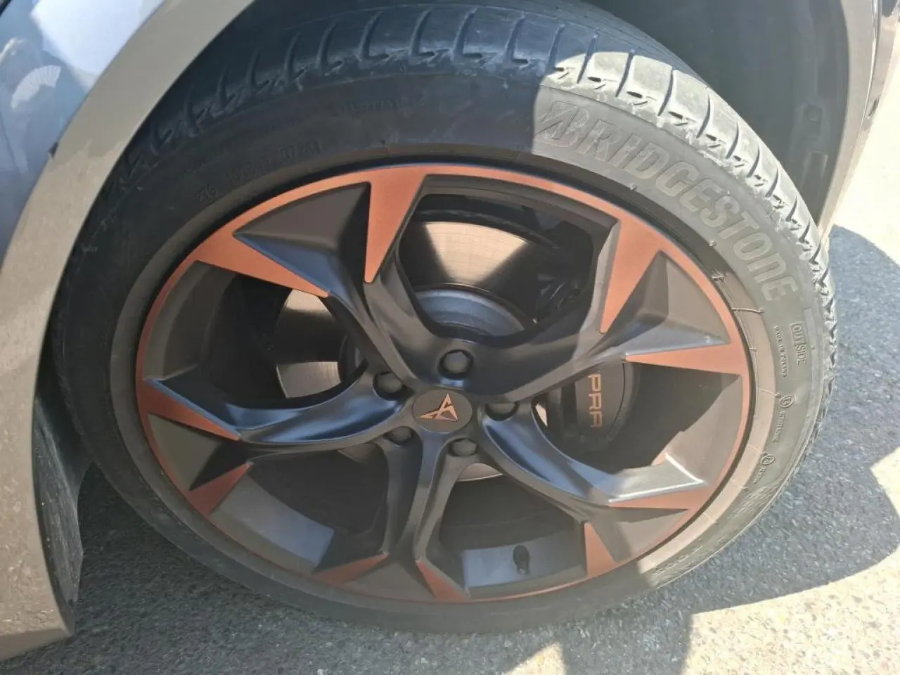 Gros plan sur la jante alliage 19 pouces Black Copper du CUPRA Formentor gris, avec logo Cupra central visible.