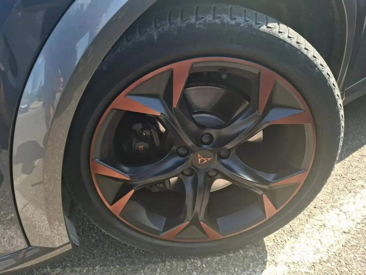 Gros plan sur la jante alliage 19 pouces Black Copper du CUPRA Formentor gris, avec logo Cupra central.