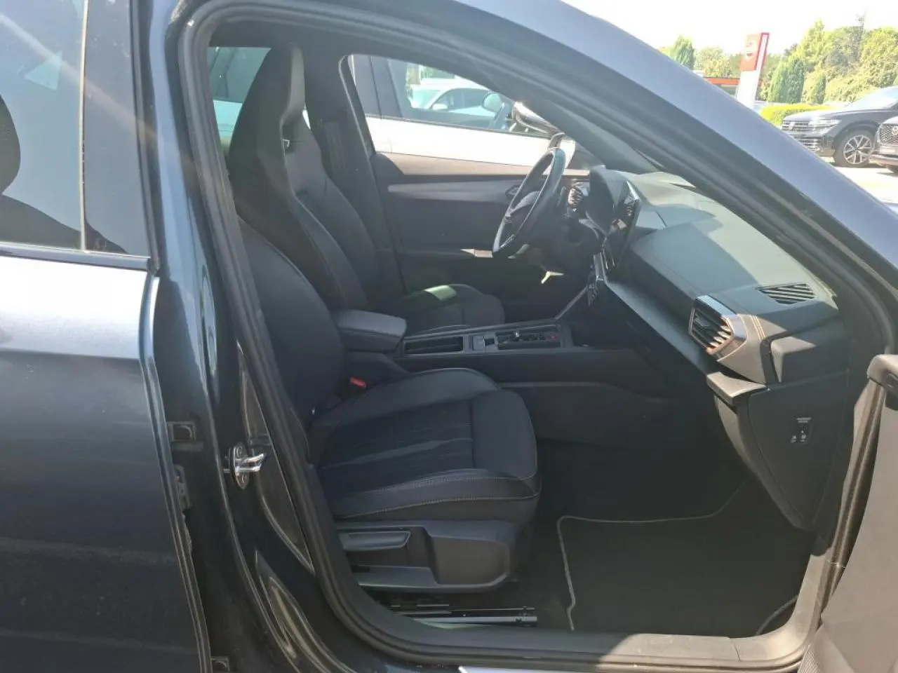 Intérieur côté conducteur du CUPRA Formentor gris 2024, sièges baquets noirs et planche de bord épurée.