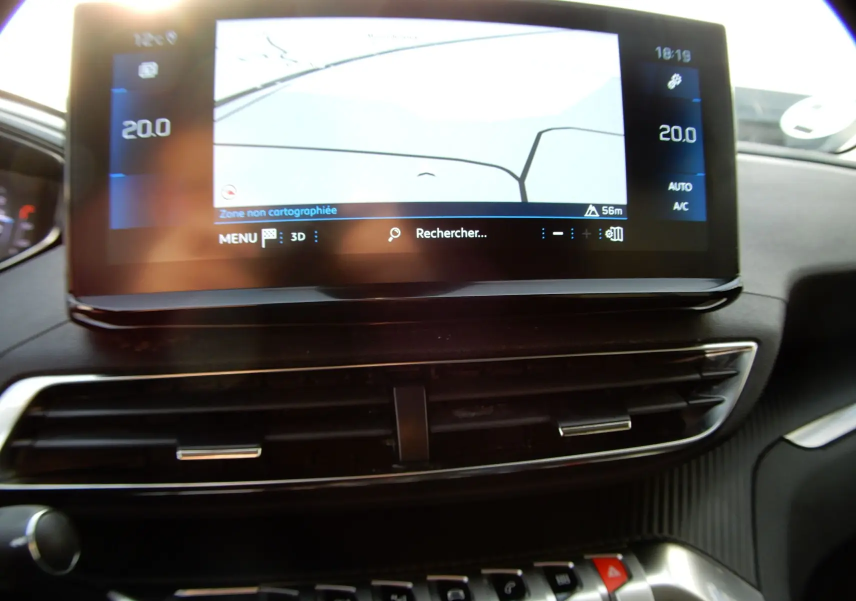 Vue rapprochée de l’écran tactile central et des commandes de climatisation du Peugeot 5008 blanc nacré 2021.