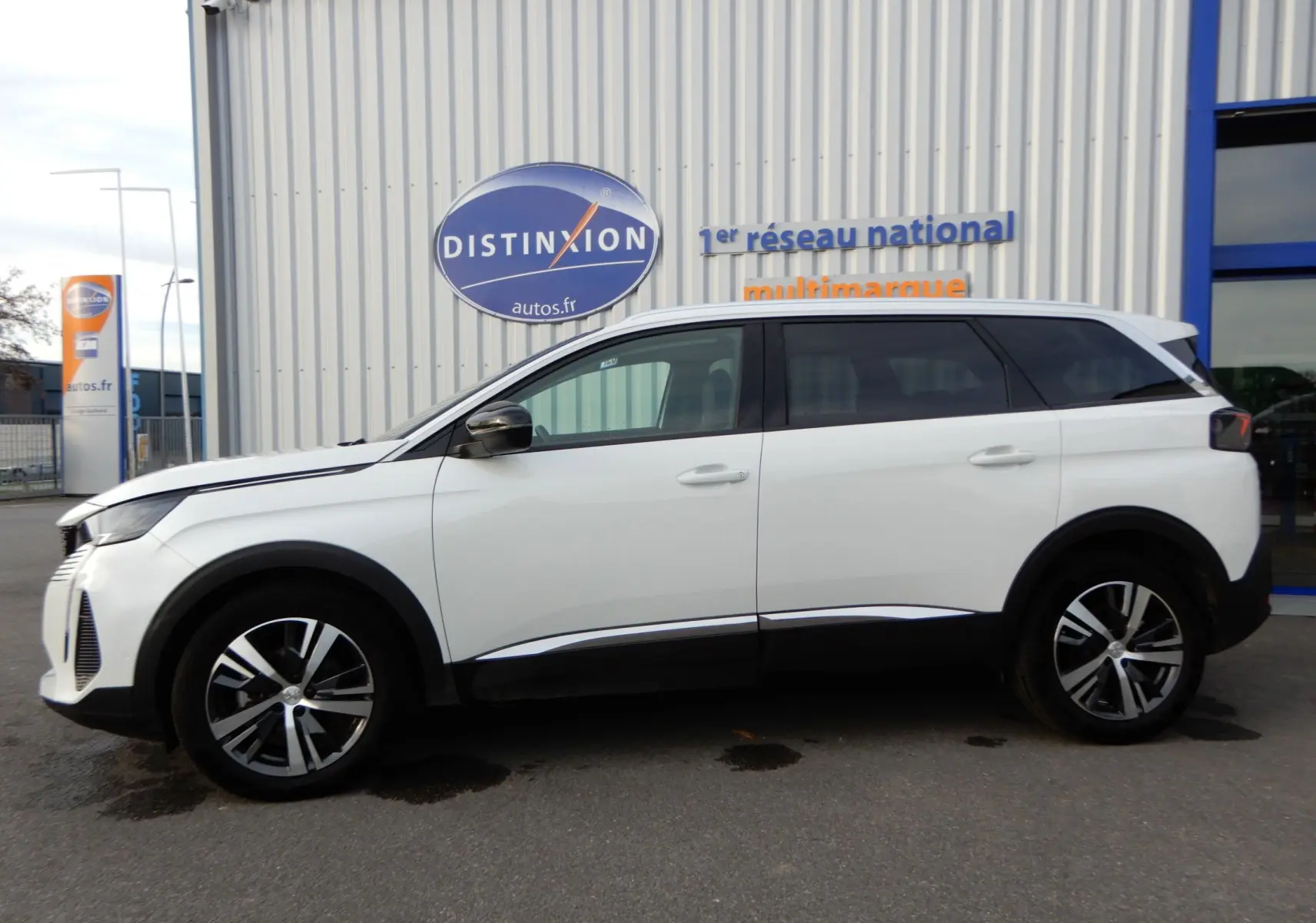 Peugeot 5008 BlueHDi 130 blanc nacré vu de profil côté gauche, avec jantes alliage et vitres teintées.