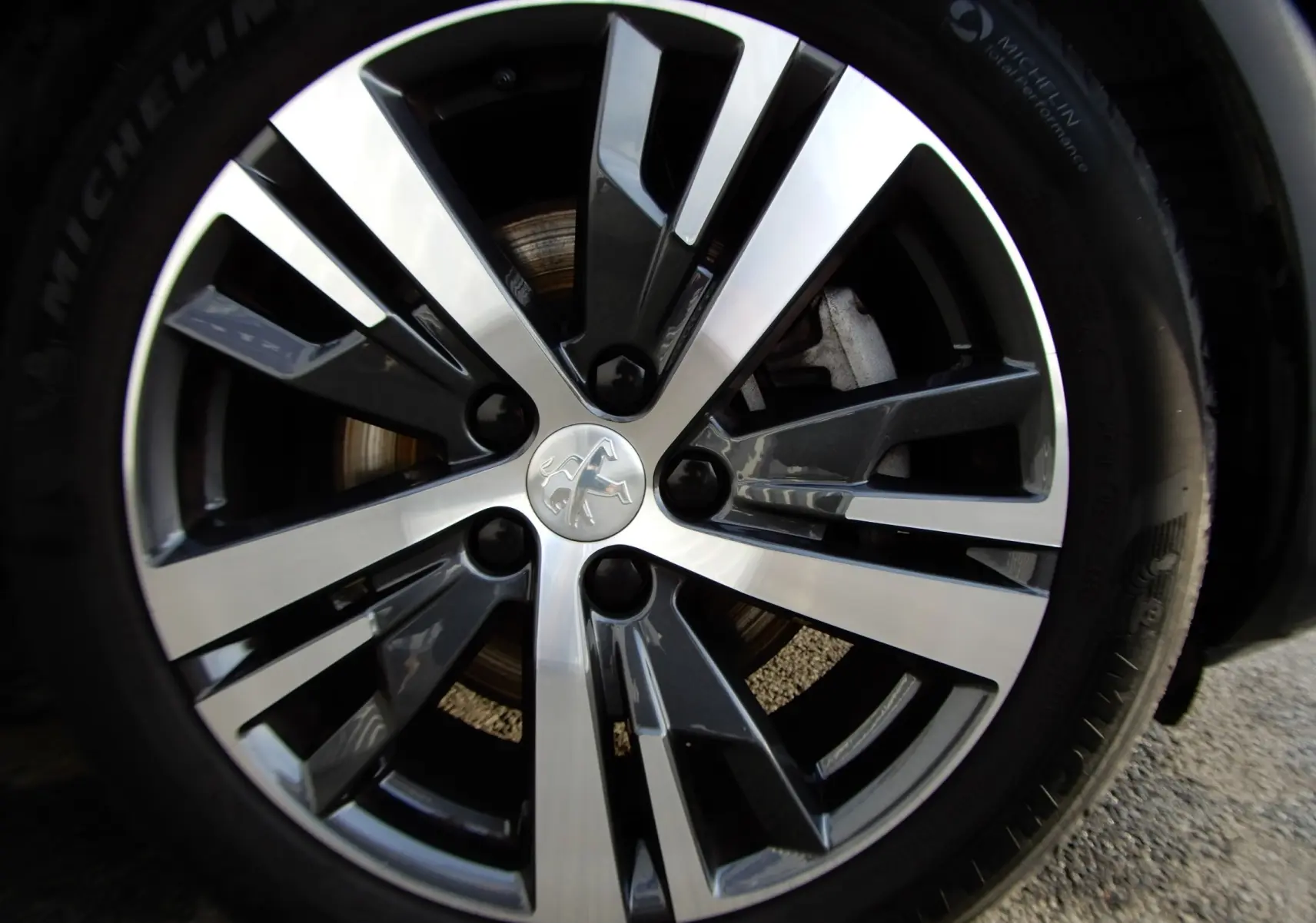 Gros plan sur la jante alliage bicolore au design moderne du Peugeot 5008 blanc nacré de 2021.