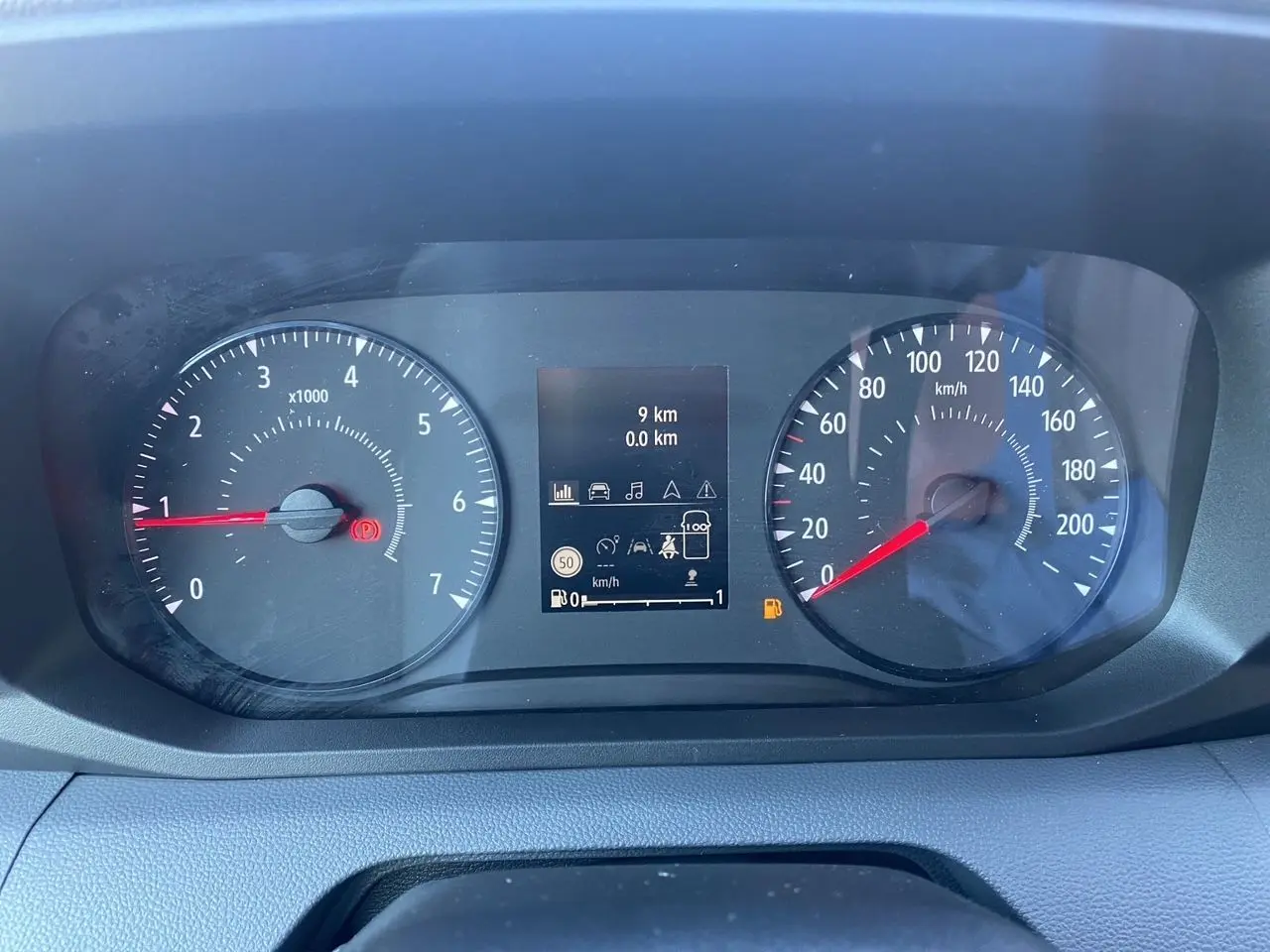 Vue rapprochée du combiné d'instruments du Renault Master 2025 gris urbain, affichant compte-tours et vitesse numérique.