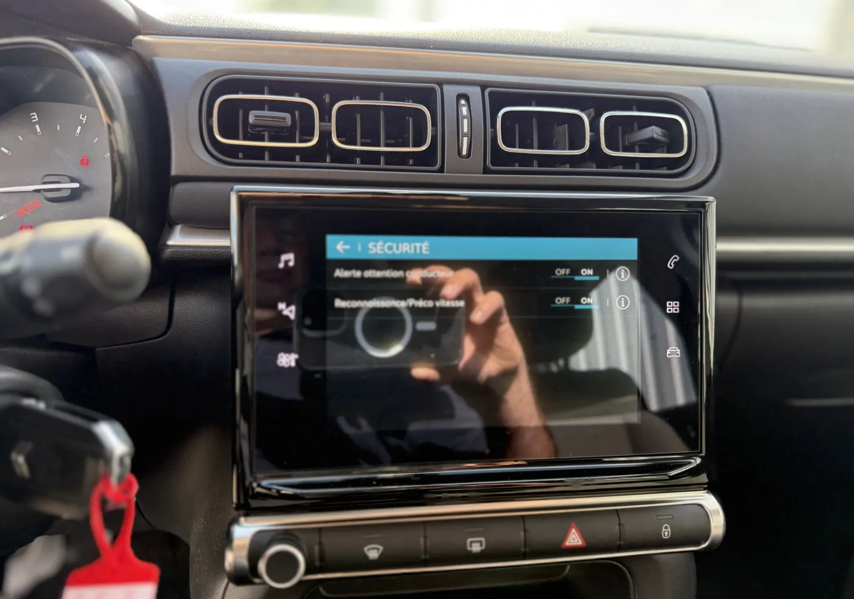 Vue rapprochée de la console centrale de la Citroën C3 gris acier 2023, écran tactile et aérateurs rectangulaires noirs.