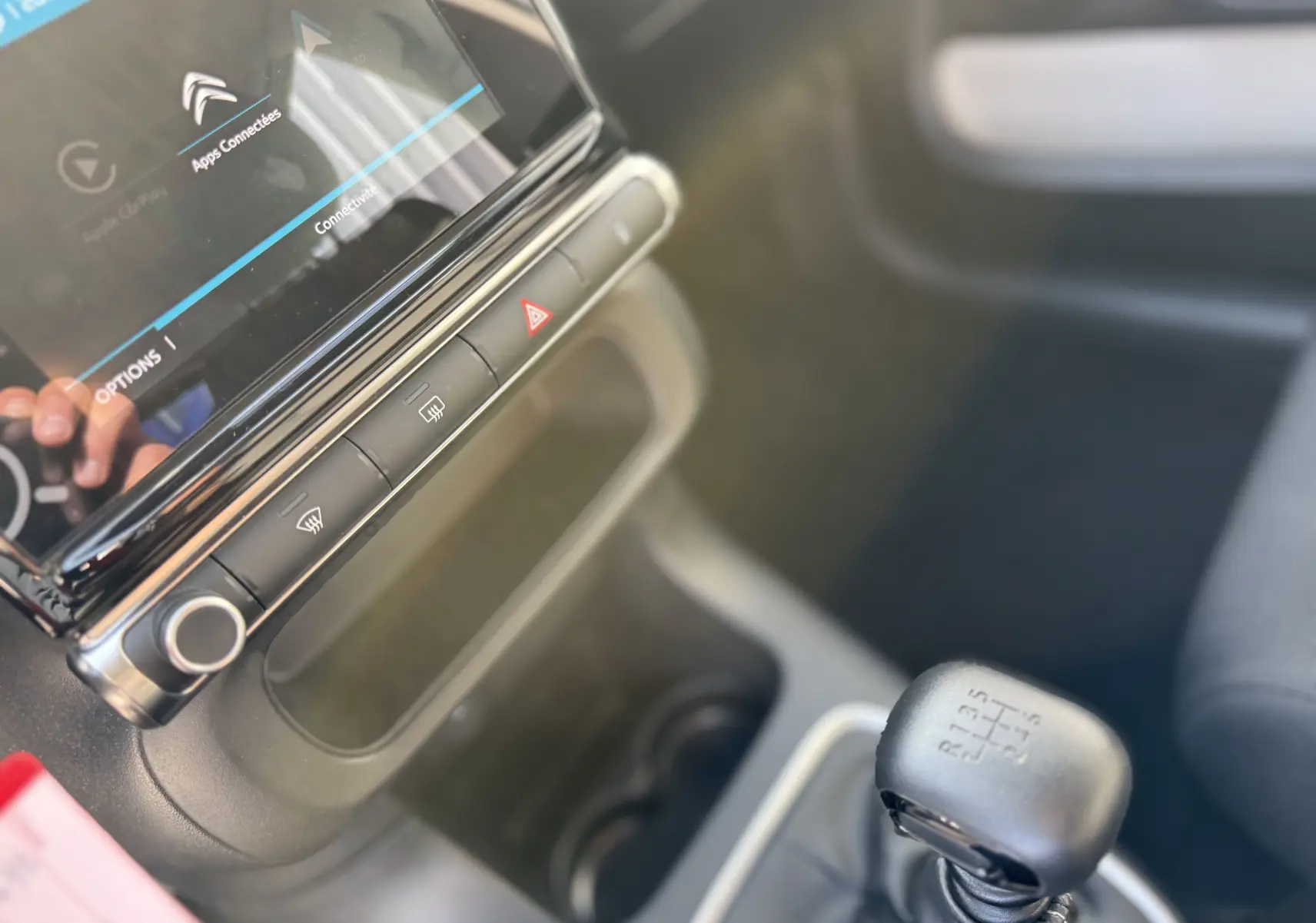 Gros plan sur la console centrale et levier de vitesse manuel d'une Citroën C3 gris acier 2023, intérieur moderne.