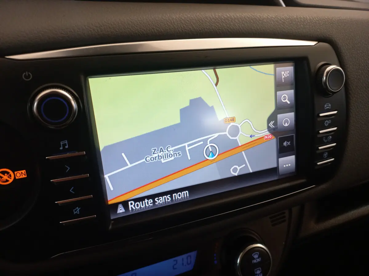 Écran tactile de navigation 7 pouces de la Toyota Yaris 1.5 VVT-I Hybrid France Business, vue rapprochée intérieure.