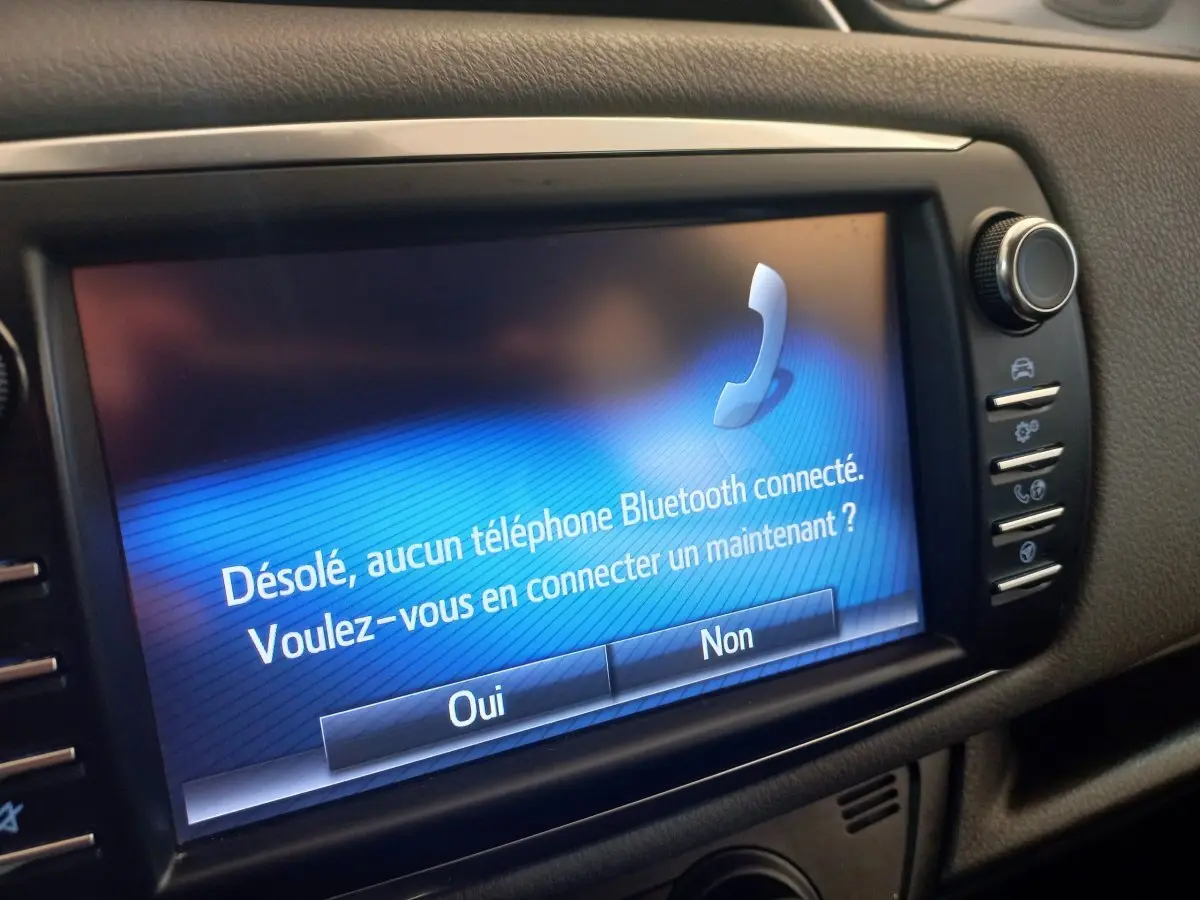 Écran tactile central de la Toyota Yaris noire 2018 affichant un message Bluetooth sans téléphone connecté.