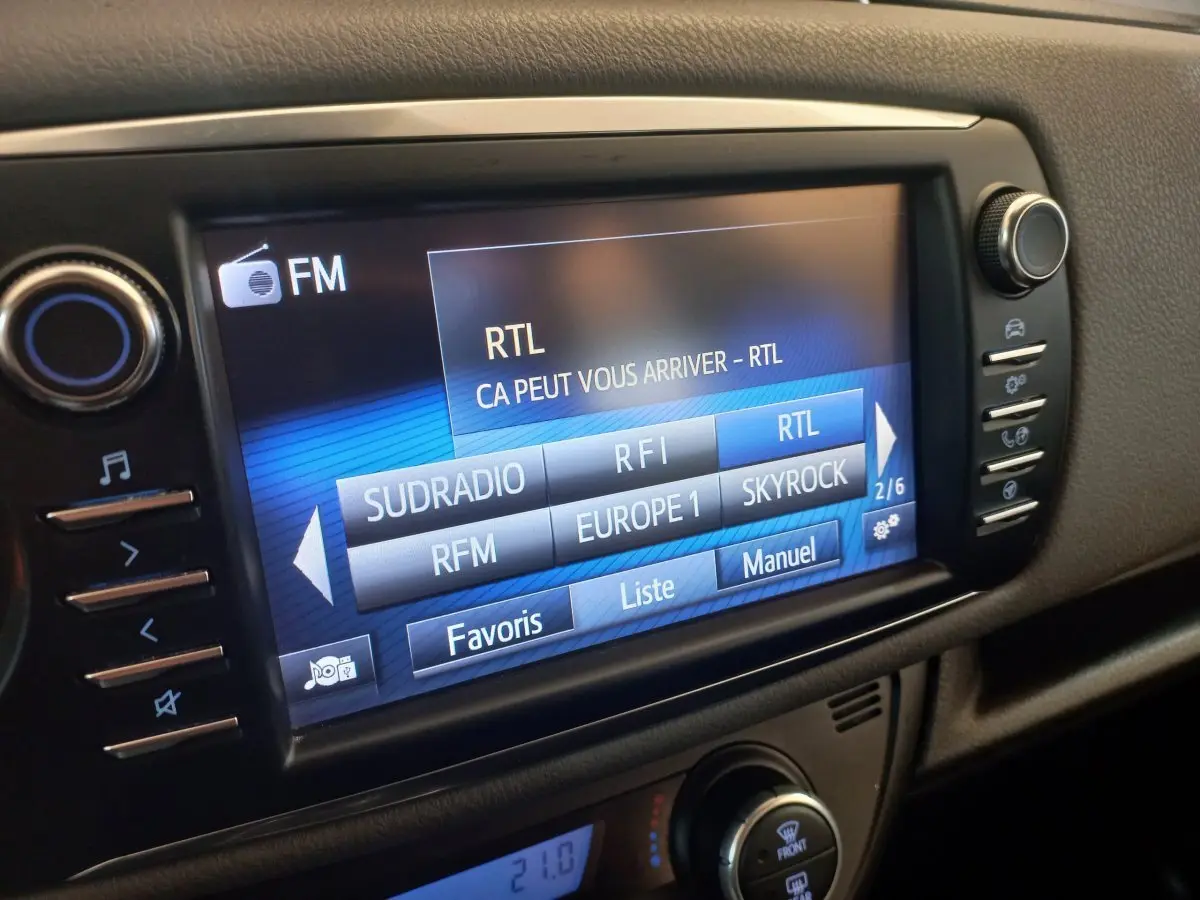 Écran tactile multimédia affichant les stations radio dans l’habitacle noir d’une Toyota Yaris 2018.