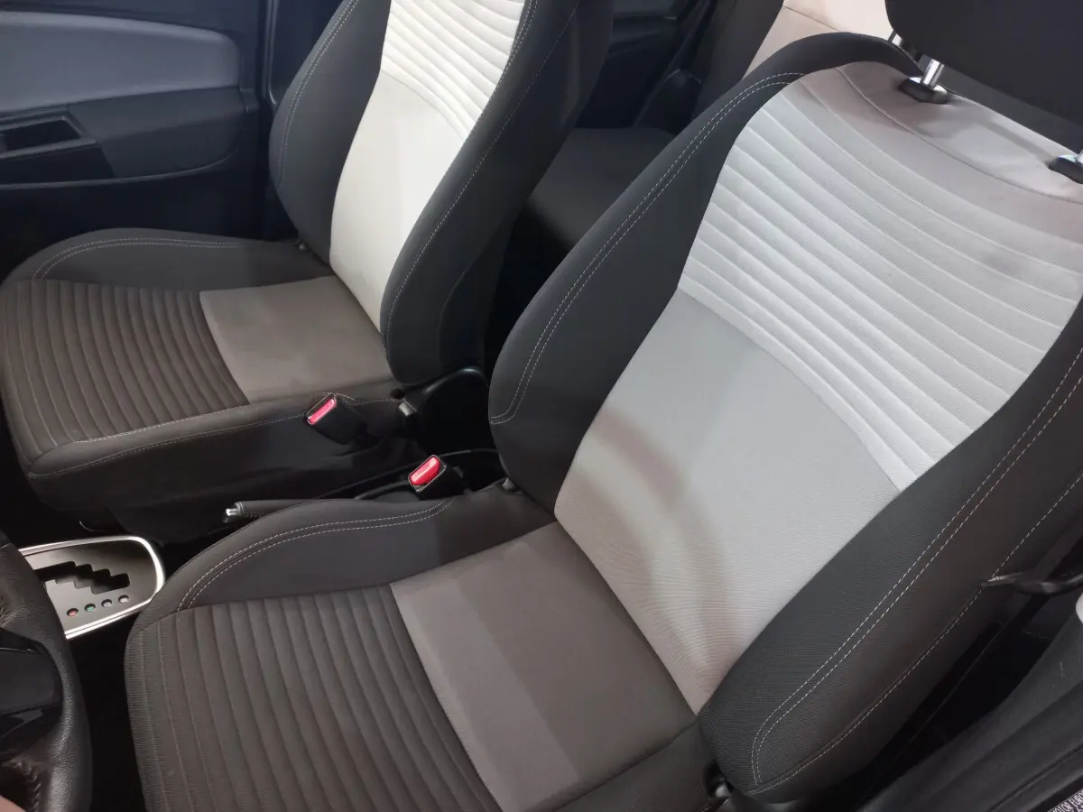 Vue rapprochée des sièges avant bicolores gris clair et foncé de la Toyota Yaris 1.5 Hybrid 2018, côté conducteur et passager.