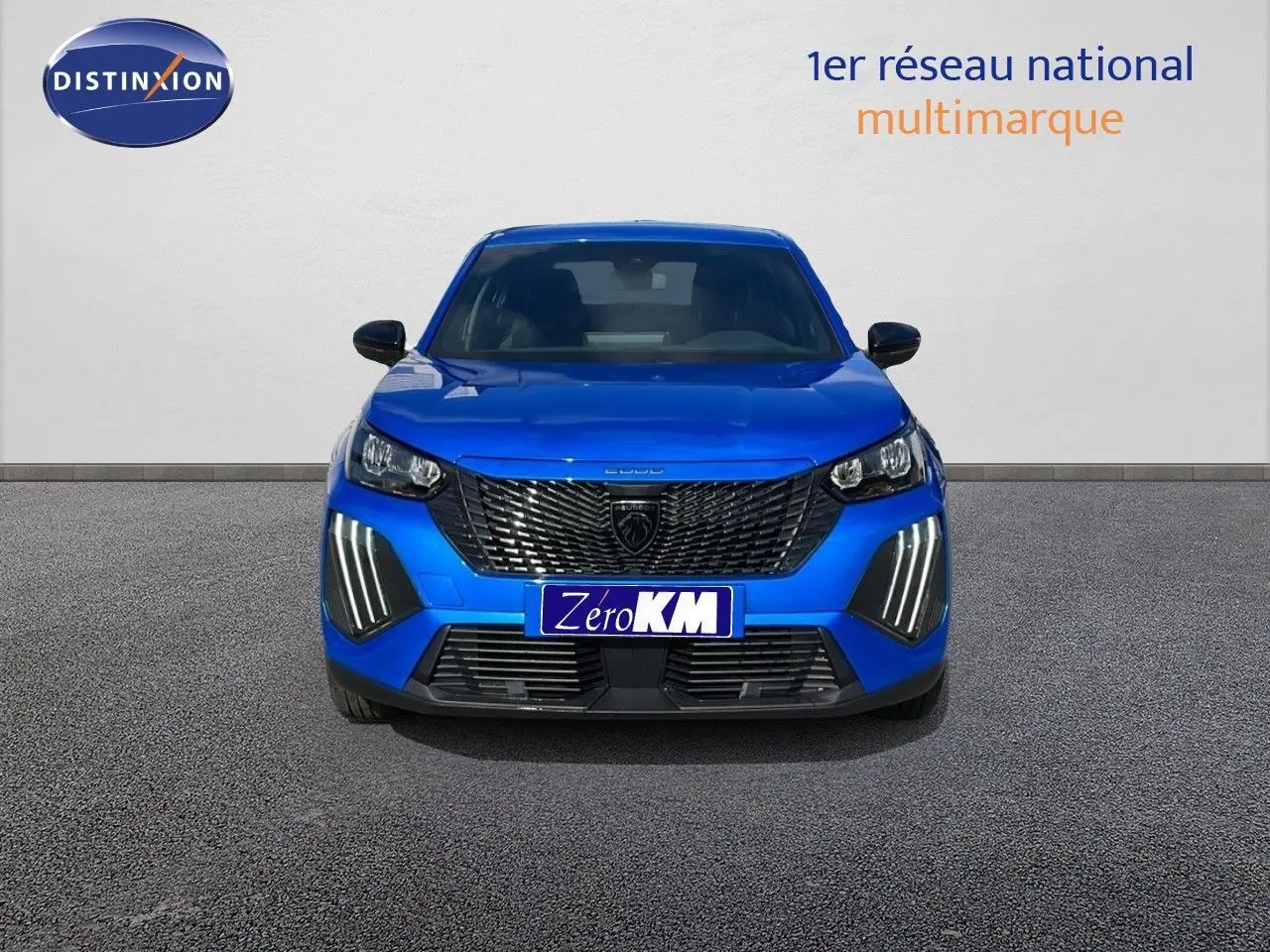 Vue avant d'un Peugeot 2008 bleu Vertigo Metal avec calandre noire et feux LED verticaux allumés.