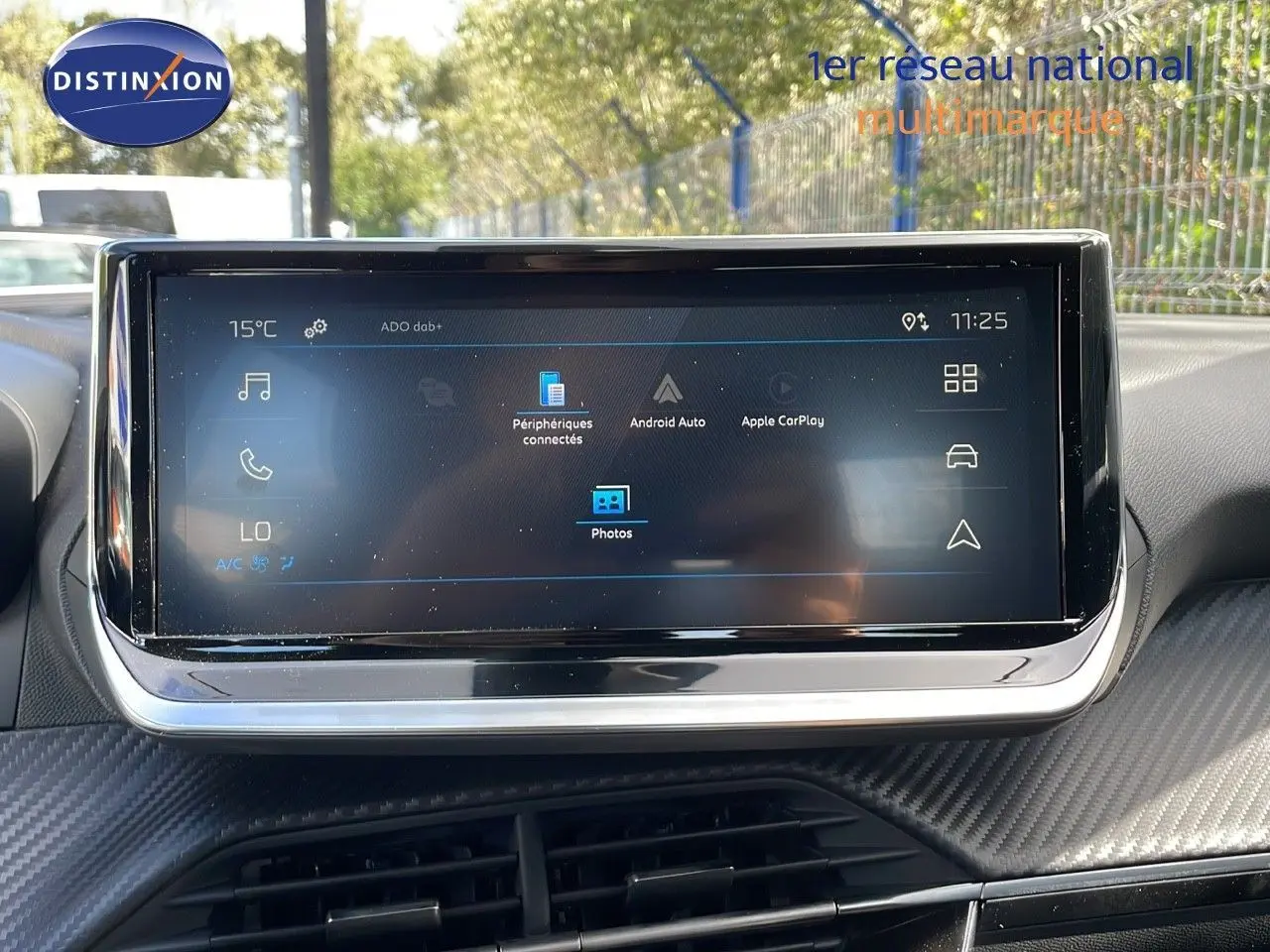 Vue rapprochée de l’écran tactile central du Peugeot 2008 2024, affichant les options connectées et multimédia.