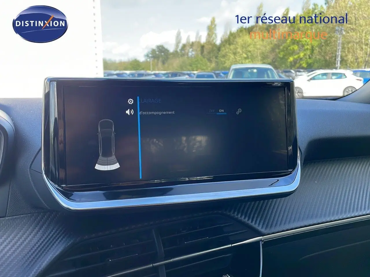 Écran tactile central du tableau de bord du Peugeot 2008 bleu Vertigo Metal, vue intérieure frontale.