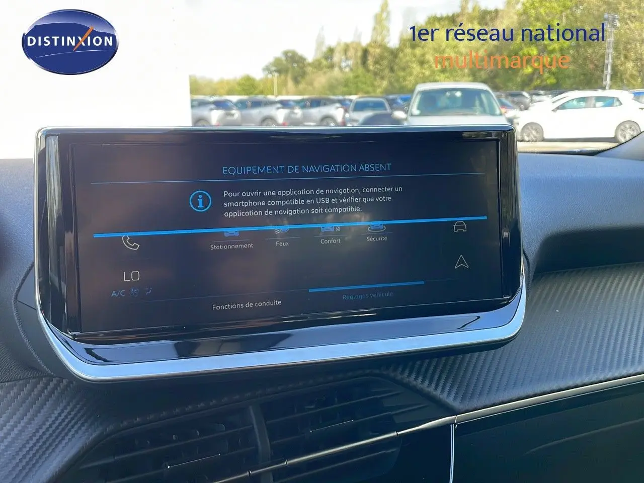 Vue intérieure du tableau de bord de la Peugeot 2008 bleu Vertigo, écran tactile central affichant l'absence de navigation.