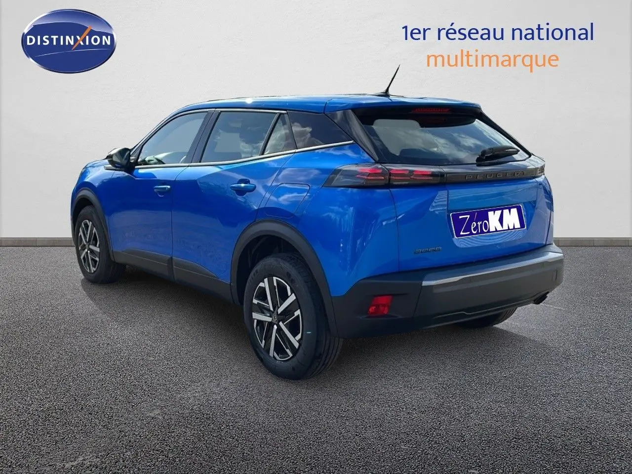 Peugeot 2008 bleu Vertigo métal en 3/4 arrière droit, avec feux LED et jantes alliage visibles.