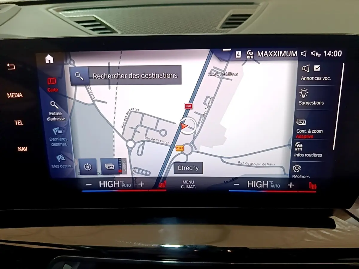 Affichage tactile du système de navigation 3D du BMW X1 xDrive23i M Sport gris clair, vue intérieure centrale.