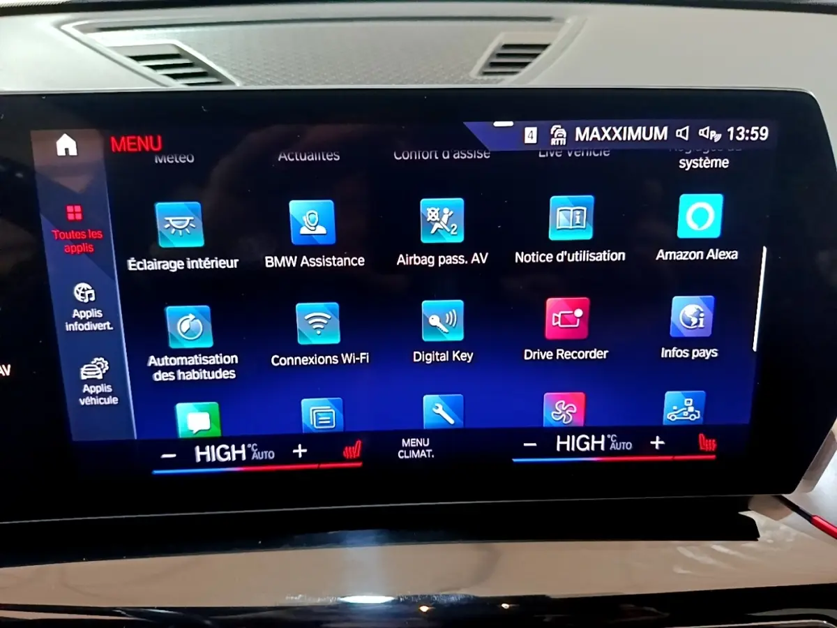 Écran tactile central du tableau de bord du BMW X1 xDrive23i M Sport 2023 affichant le menu des applications.