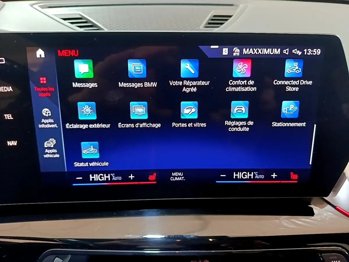 Écran tactile central du BMW X1 xDrive23i M Sport 2023 affichant le menu des applications de confort et réglages.