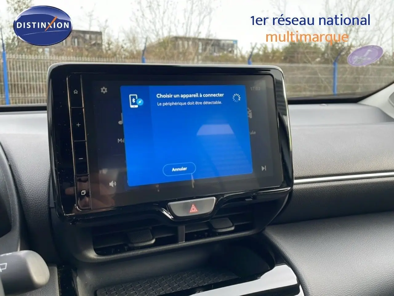 Vue avant intérieure sur l'écran tactile du tableau de bord d'une Toyota Yaris Cross blanc pur 2024.