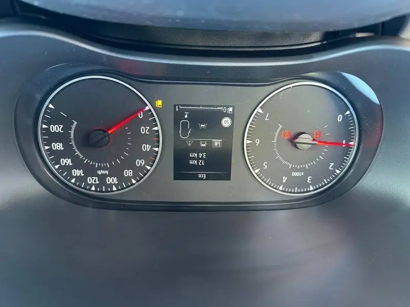 Vue rapprochée du tableau de bord de la Dacia Jogger 2024 montrant le compteur de vitesse et le compte-tours.