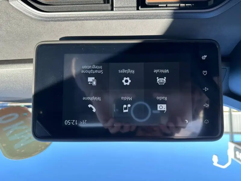 Écran tactile central du tableau de bord du Dacia Jogger 2024, affichant les options multimédia et téléphone.