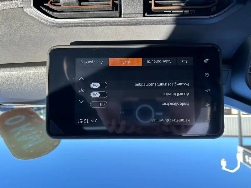 Écran tactile central du tableau de bord du Dacia Jogger 2024, affichant les réglages d’aides à la conduite.