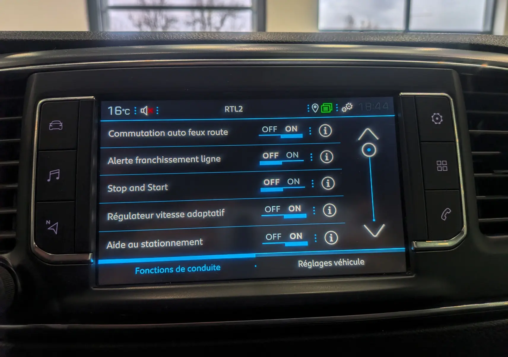 Écran tactile central du Peugeot Expert Fourgon 2020 affichant les réglages des aides à la conduite en intérieur noir.