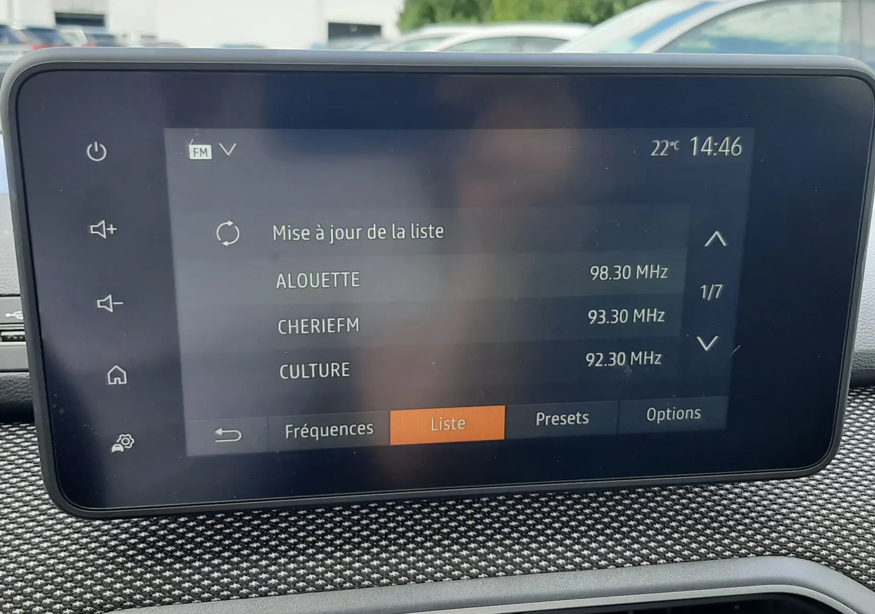Écran tactile central du tableau de bord de la Dacia Sandero 2024 affichant la liste des stations radio FM.