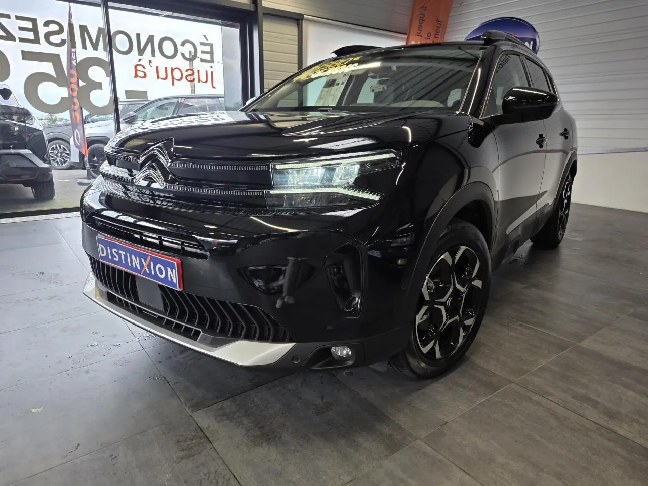 Citroën C5 Aircross noir métal en 3/4 avant droit, avec calandre noir brillant et jantes alliage 18'' bi-ton.