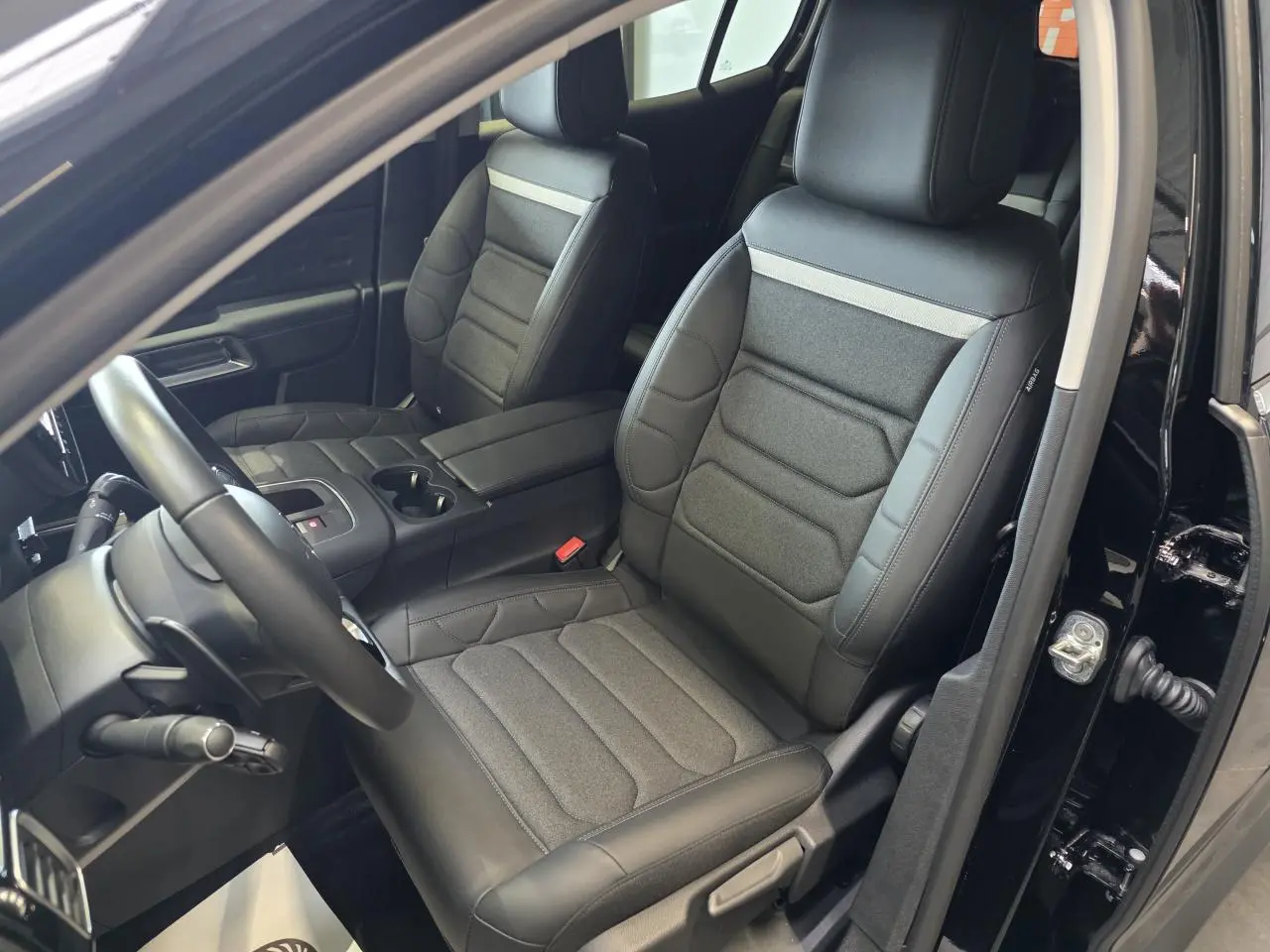 Vue intérieure côté conducteur du Citroën C5 Aircross noir métal, sièges Advanced Comfort en cuir et tissu.