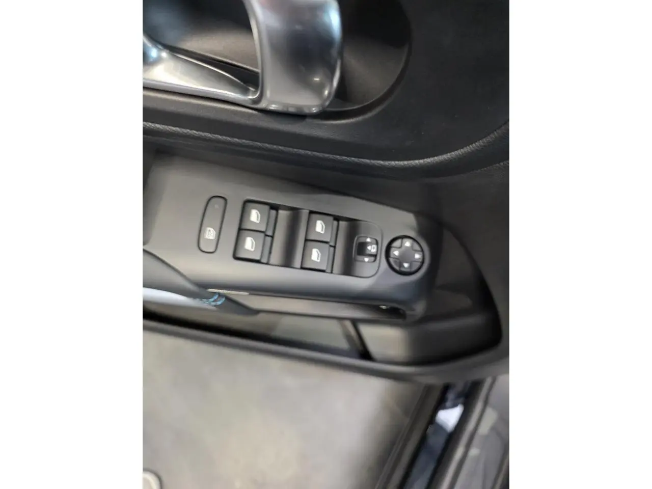 Détail de la commande des vitres électriques côté conducteur dans une Citroën C5 Aircross noir métal.