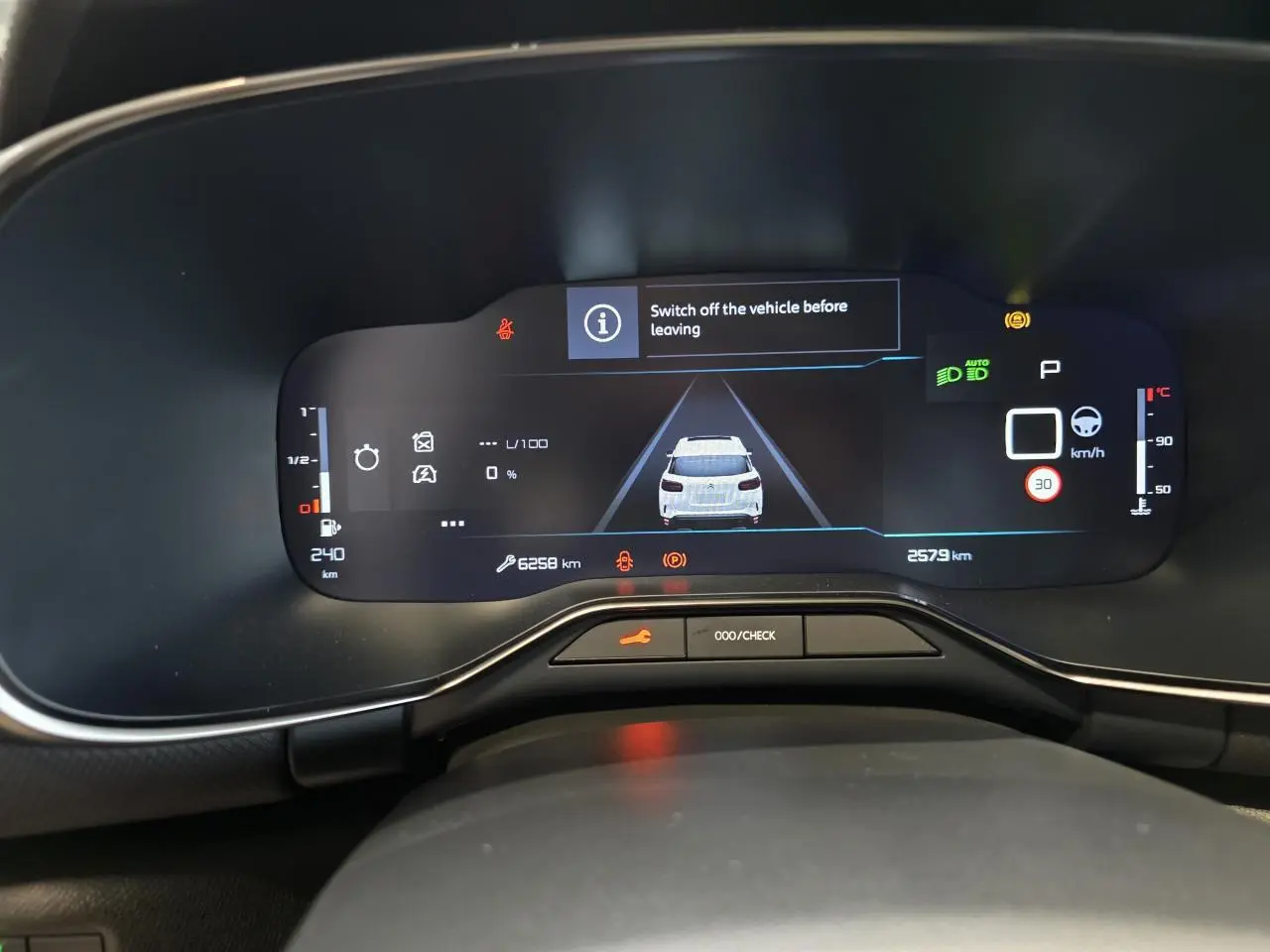 Tableau de bord numérique du Citroën C5 Aircross 2025 affichant l'écran de conduite et alertes.