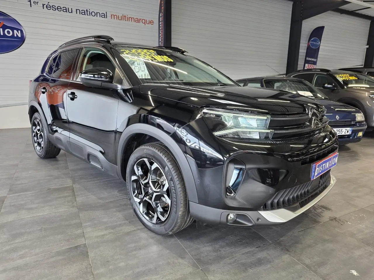 Citroën C5 Aircross noir métal en 3/4 avant droit, avec jantes alliage bi-ton et calandre noir brillant.