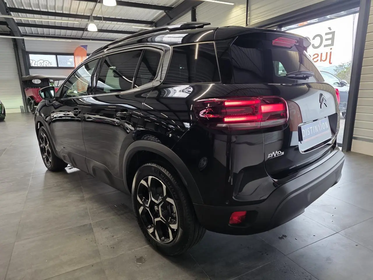 Vue 3/4 arrière droite du Citroën C5 Aircross noir métal avec feux arrière LED et jantes alliage bi-ton.