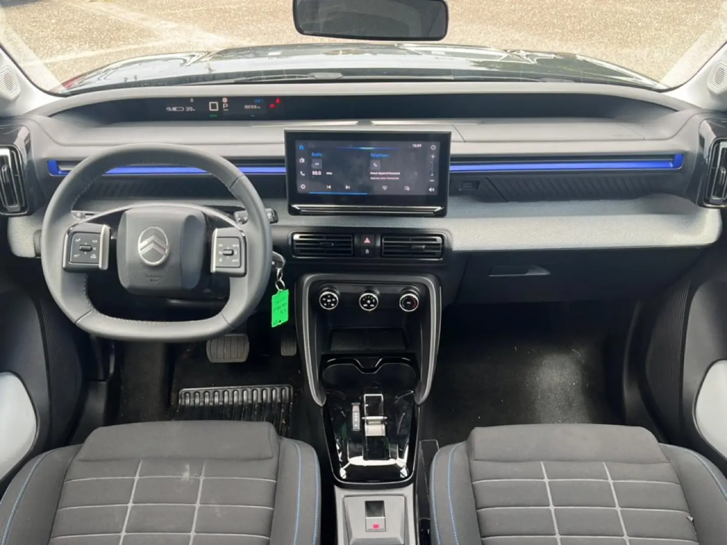 Vue intérieure avant de la Citroën C3 113 Plus 2025 noire, avec tableau de bord moderne et écran tactile central.