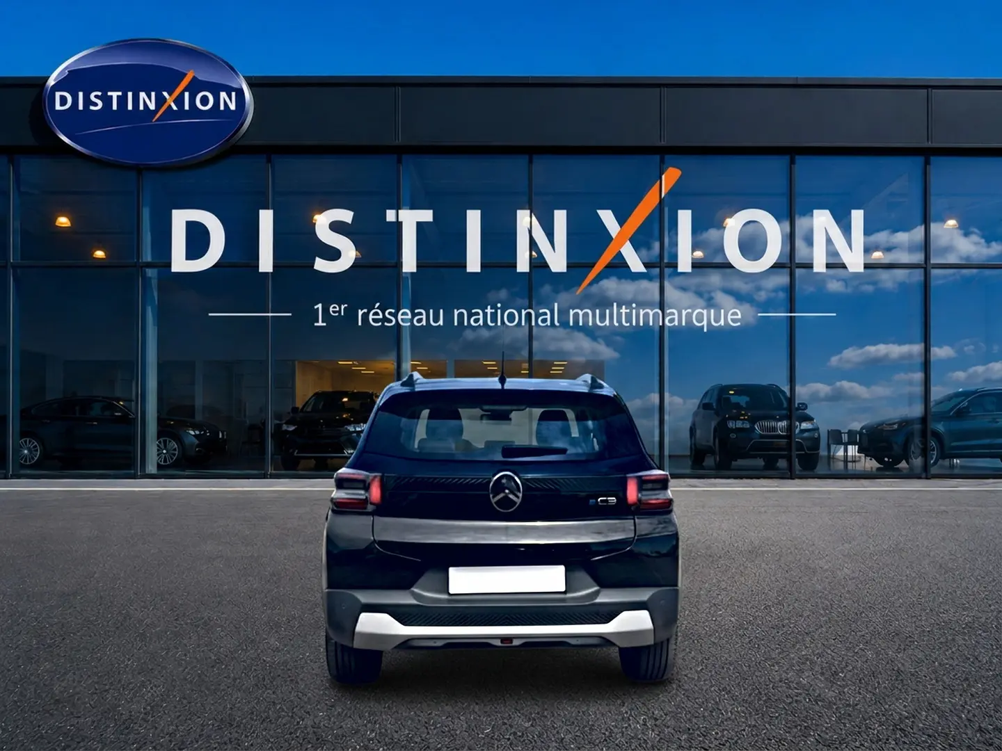 Vue arrière d'une Citroën C3 113 plus noire électrique 2025, avec feux LED et logo distinctif au centre du hayon.