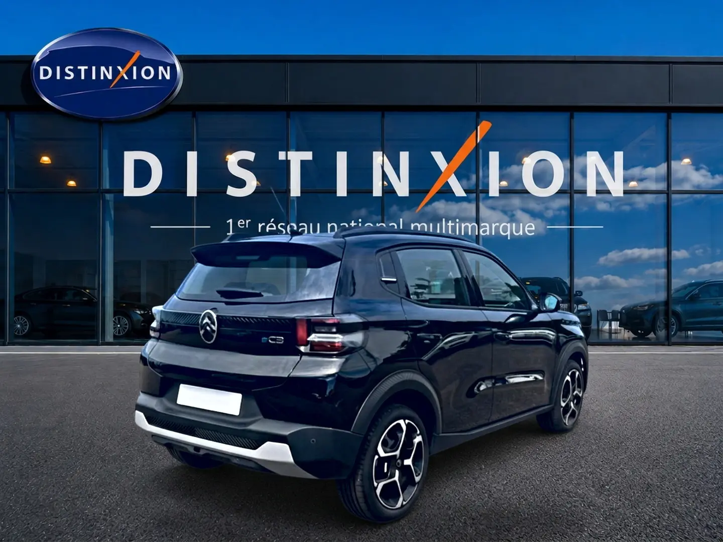 Citroën C3 113 Plus électrique noire vue 3/4 arrière droit, avec jantes distinctives et toit noir brillant.