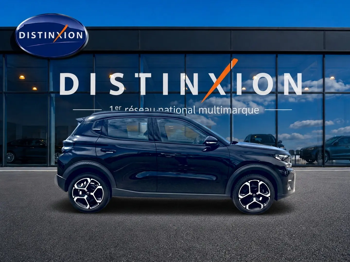 Profil côté gauche de la Citroën C3 113 Plus électrique noire 2025, avec jantes distinctives et lignes modernes.