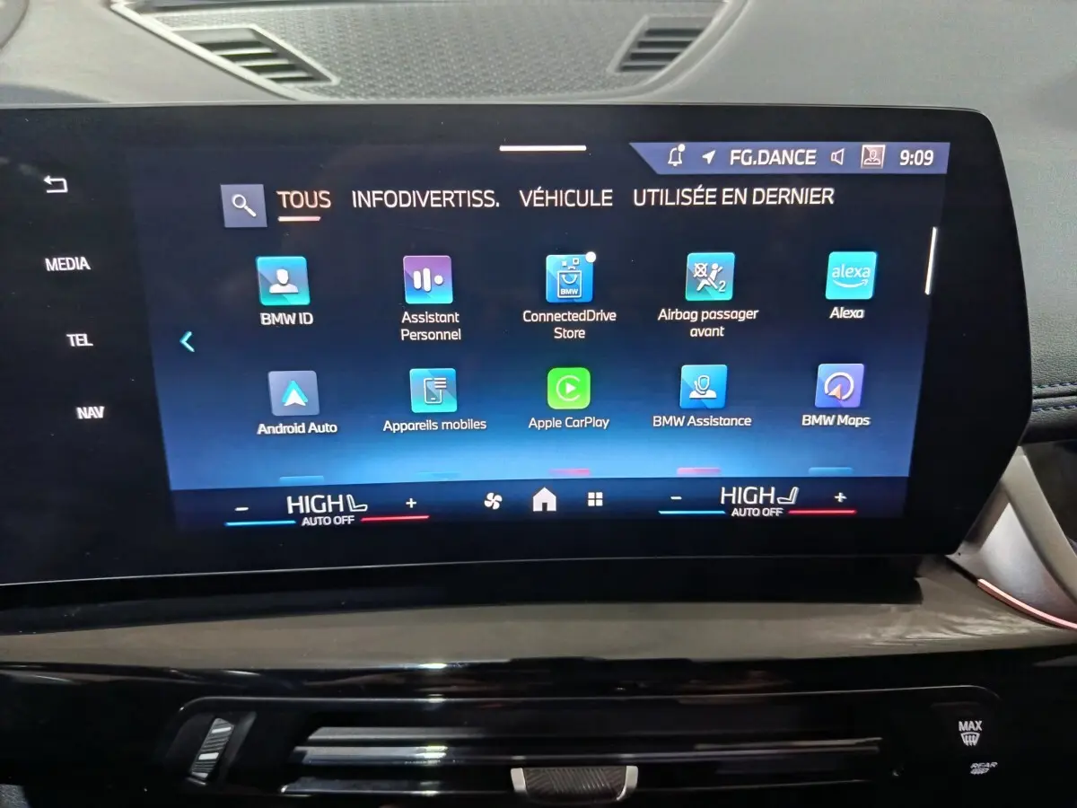 Écran tactile central 10,7 pouces du BMW X1 blanc, affichant les applications de connectivité et de navigation.