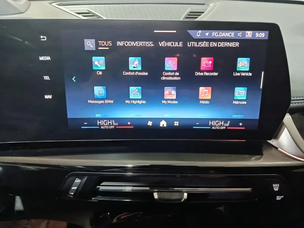 Écran tactile central de 27,2 cm du tableau de bord du BMW X1 xDrive25e M Sport blanc, affichage multifonctions.