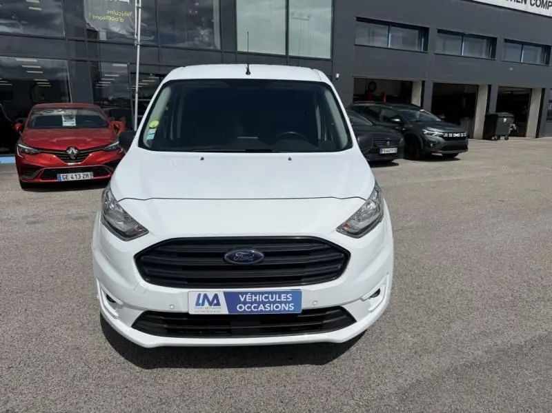 Vue avant d’un Ford Transit Connect blanc glacier, avec calandre noire et plaque « Véhicules Occasions » visible.