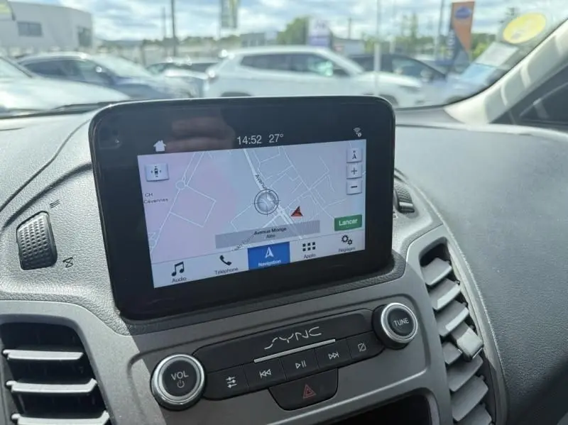Vue rapprochée de l’écran tactile du système SYNC avec navigation active dans l’habitacle du Ford Transit Connect blanc.