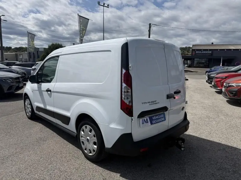 Ford Transit Connect blanc glacier vu en 3/4 arrière droit, fourgon utilitaire avec attelage et hayon arrière fermé.