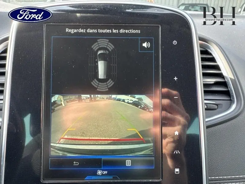 Écran tactile intérieur montrant la caméra de recul et les capteurs de stationnement du Renault Grand Scénic noir étoilé.