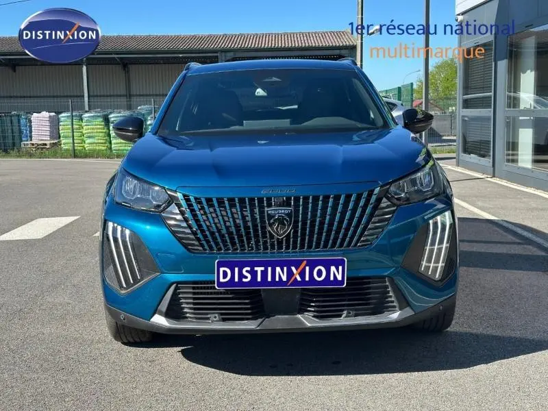 Vue frontale du Peugeot 2008 bleu Obsession 2025 avec calandre verticale et feux LED distinctifs en forme de griffes.